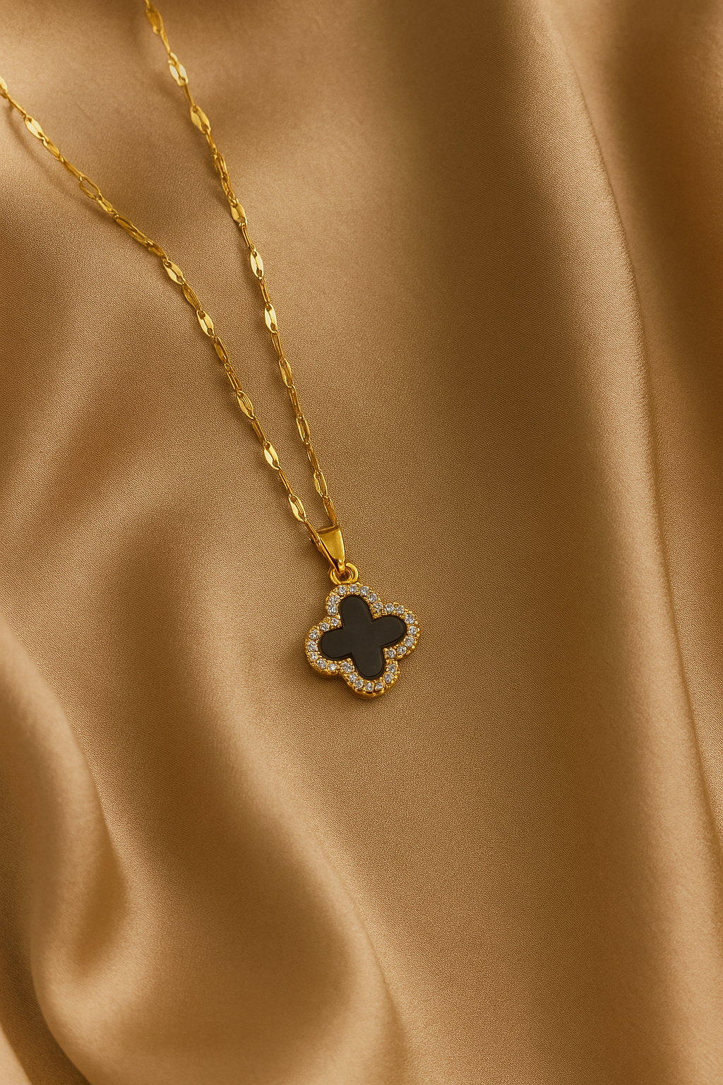 Seraphra Black - White Reversible Clover