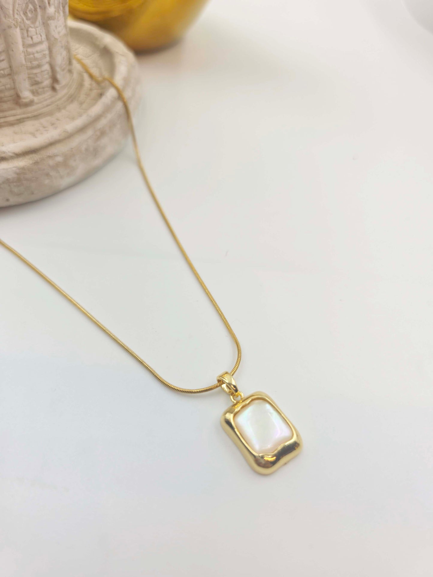 Veloria White Pearl